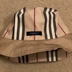 Burberry
Vintage Check bucket hat